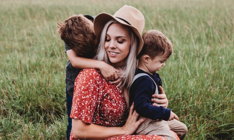 «Забыли, как росли без планшетов и смартфонов». Родители учатся жить без цифровых технологий ради детей