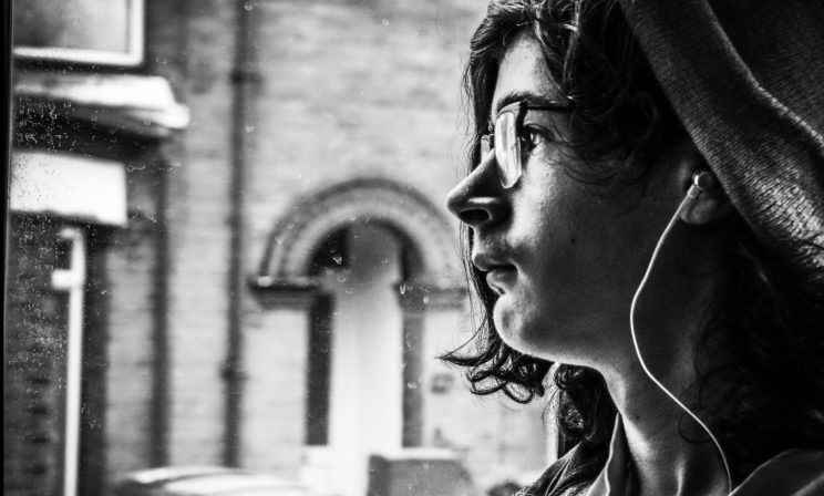 «Я надеваю наушники, чтобы вскипятить чайник, и раскачиваюсь взад-вперед». Готовы ли вы принять людей с синдромом Аспергера?