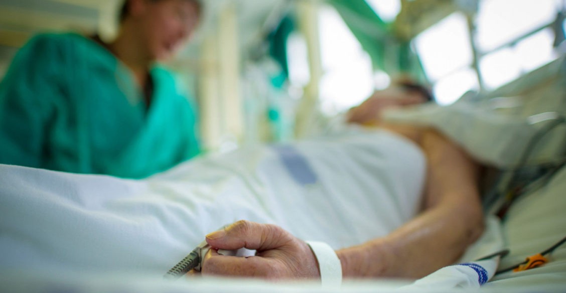 Она достала фото сына и поднесла к глазам мужа. Но все в больнице поняли – больше не придет