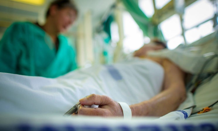 Она достала фото сына и поднесла к глазам мужа. Но все в больнице поняли – больше не придет