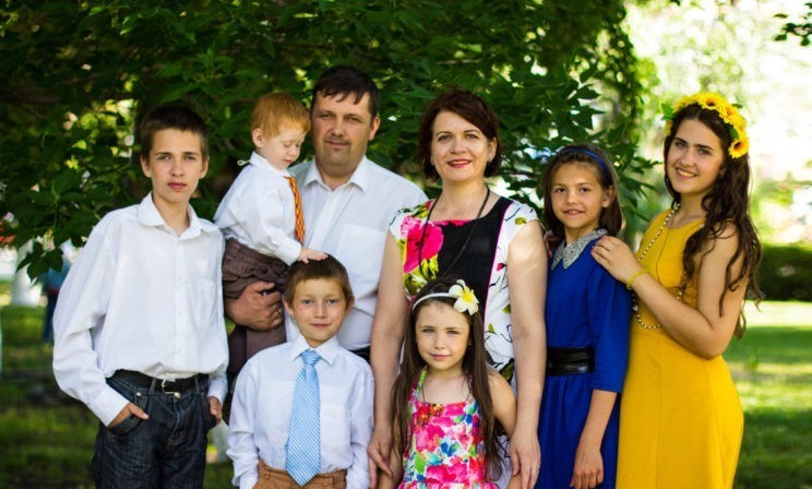 «Сначала их пришлось откармливать». Диагноз «бесплодие» не помешал семье стать многодетной