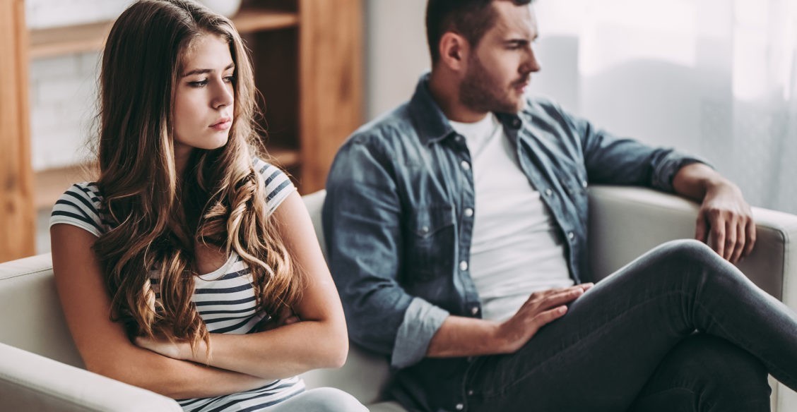 «Твои друзья — неудачники, тебя люблю только я». Это — не любовь!