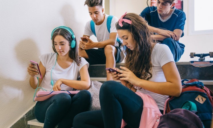 Под присмотром, с инструкцией, в безопасности. Как дети поколения Z изменят мир