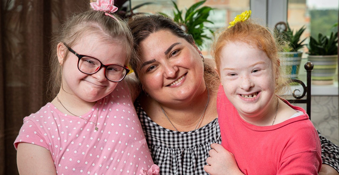 «На суде родители мысленно похоронили их». Теперь девочек с синдромом обожают прохожие, а приемная мама учит не обниматься со всеми