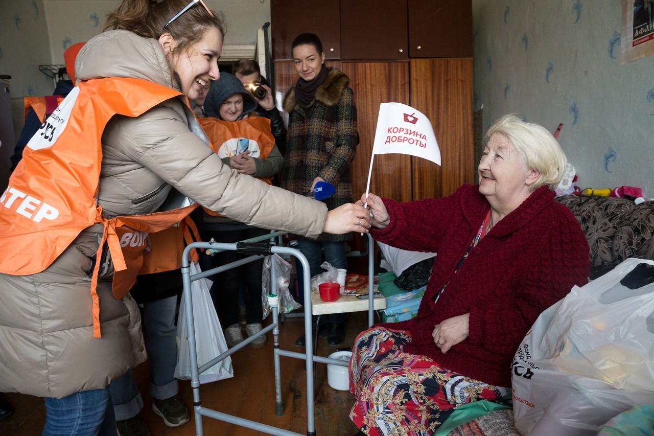 Пенсионерам новости на сегодня 2024г. Волонтерство пожилым людям. Волонтеры и пожилые люди. Волонтерство с пожилыми. Волонтерство пенсионеров.