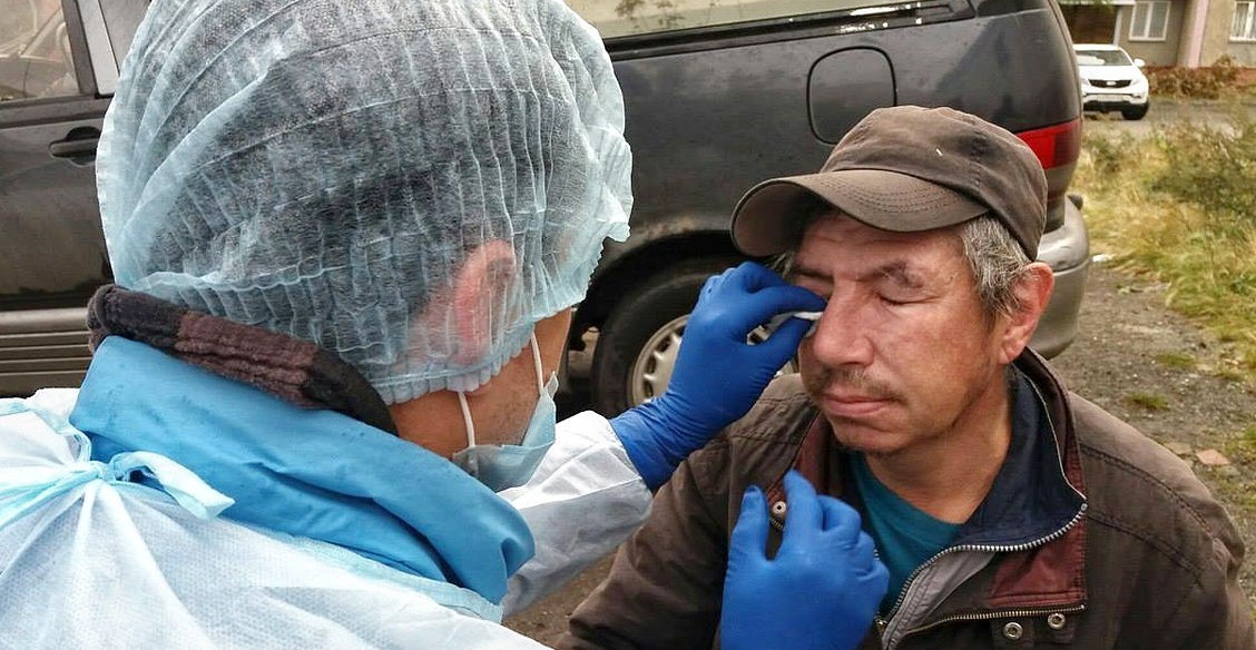 «Я сдал металлолом, а деньги — на бинты для бездомных». Сколько доброты можно встретить, когда лечишь людей на улице