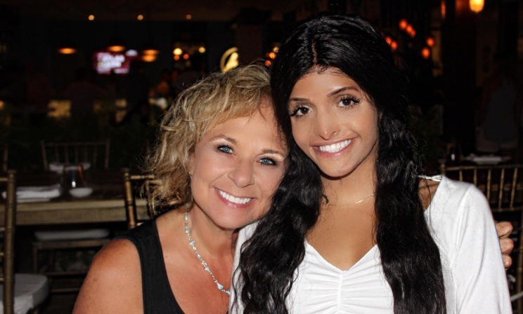 Врачи сказали: «Лучше бы она умерла». Но приемная семья помогла девочке вновь обрести себя