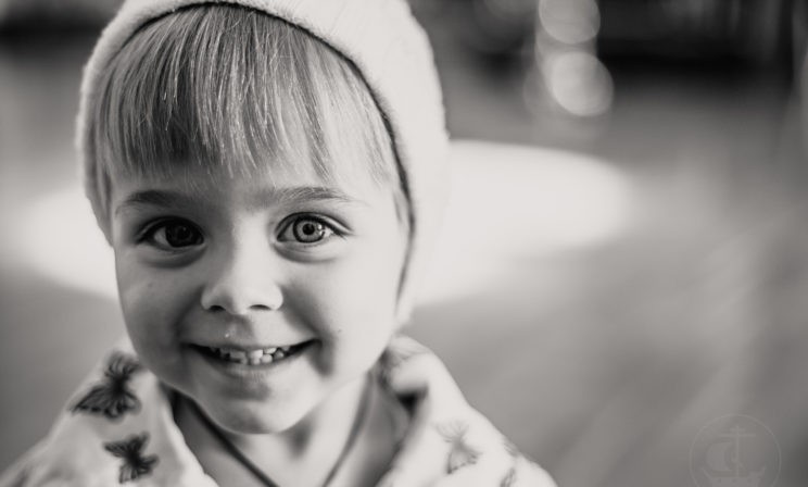 «Батюшка, она требует поцеловать вас в щечку». О чем напомнила малышка на одном венчании