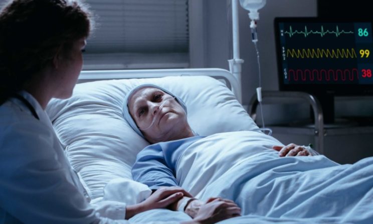 «Нас отправляют умирать» и «куда написать, чтобы врачей посадили».  Что спрашивают у онкологов на горячей линии