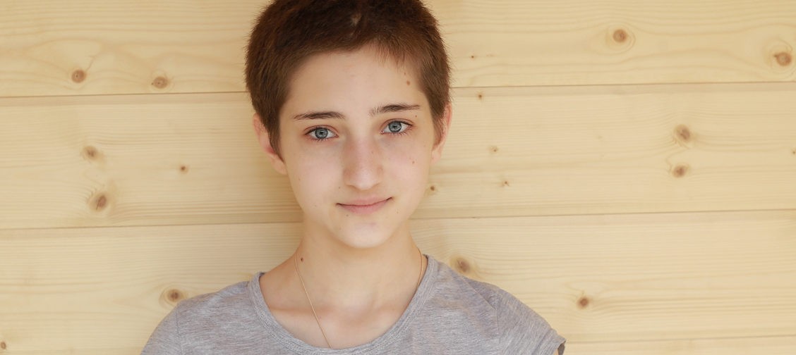 «Собралась на экзамен и вдруг упала». Лопнул сосуд в голове, Милана узнала родных на шестой день