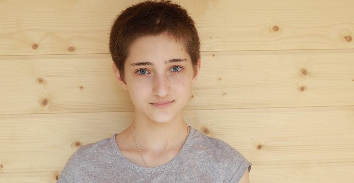 «Собралась на экзамен и вдруг упала». Лопнул сосуд в голове, Милана узнала родных на шестой день