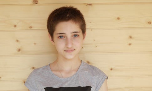 «Собралась на экзамен и вдруг упала». Лопнул сосуд в голове, Милана узнала родных на шестой день