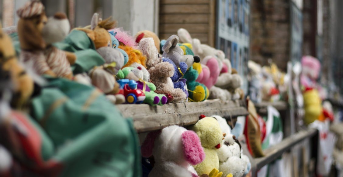 И вот я снова в Беслане. Лица на фото живы, а игрушки как будто новые