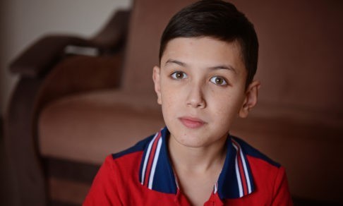 Падает и бьется головой – приходится накладывать швы. Но диагноза до сих пор нет