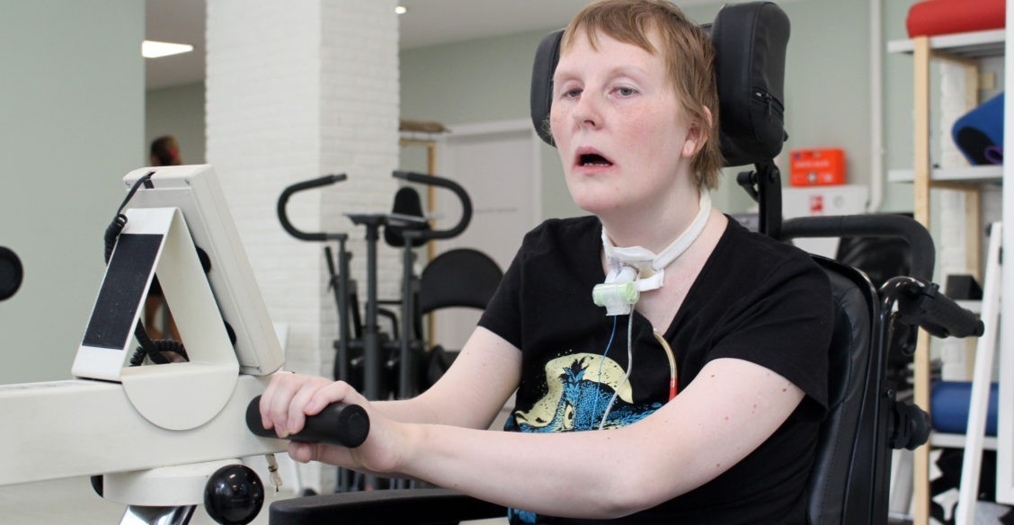 Перелетела через машину и ударилась головой об асфальт. Жизнь остановилась