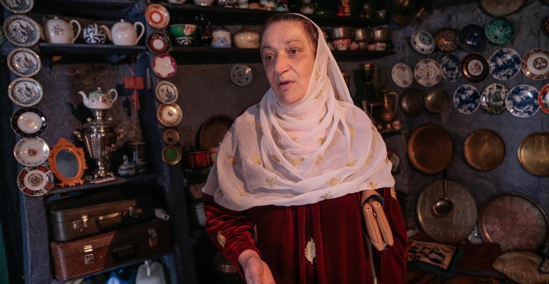 «Не знаешь, когда придут гости, а когда – смерть». Как живет хранитель музея на высоте 1600 метров