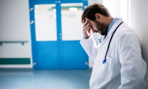 Вертятся, берут смены и работают за троих сутками. Как врачи зарабатывают свою среднюю зарплату