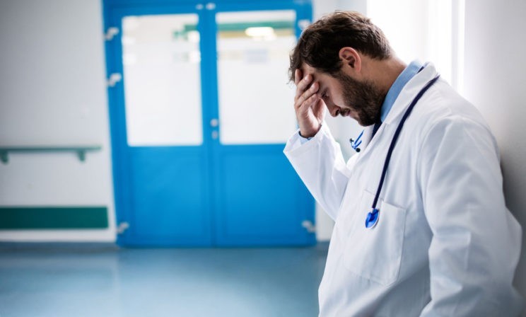 Вертятся, берут смены и работают за троих сутками. Как врачи зарабатывают свою среднюю зарплату