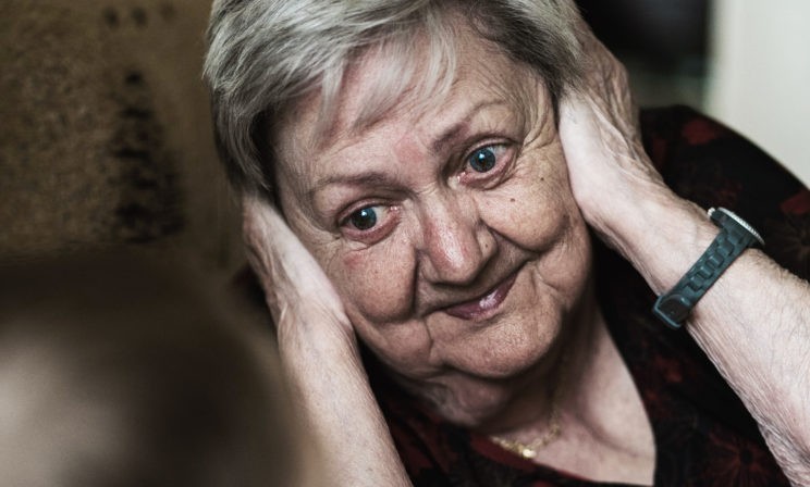 «Откатайте» бабушке пальцы и убедите, что с коровами все в порядке. Чем опасна старческая деменция и почему важно заботиться о себе