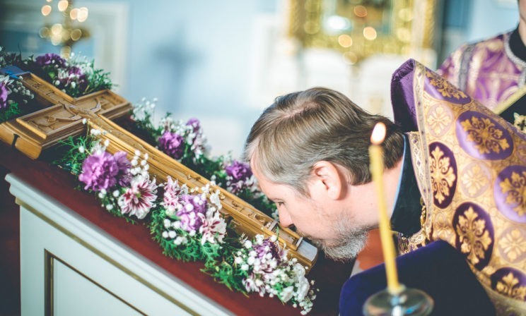 Разгар отпусков, а еще можно купить и освятить мед. Но есть Крест Христов – и человек понимает, что он не один