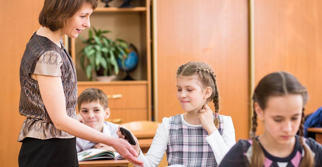 «Наших детей обидят и в этот раз». Андрей Максимов – об идее отнять у школьников смартфоны