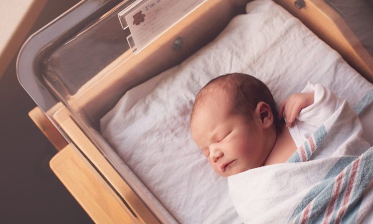 «Теперь государство решает, прививать ли ребенка?» Что не так с принудительной вакцинацией в хабаровском роддоме