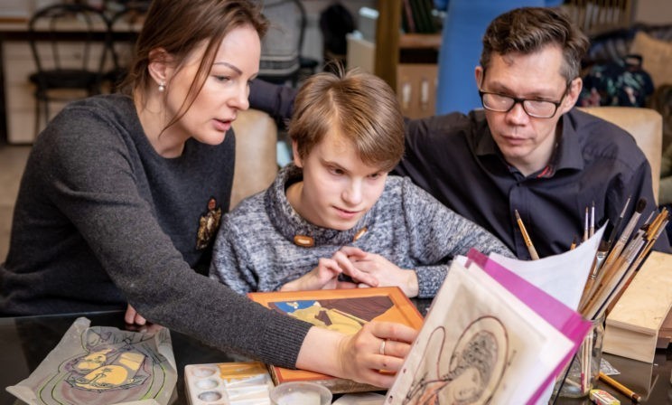 «Решила уйти в иконопись и написала пост в соцсетях». Как люди с ДЦП и «синдромом бабочки» пишут настоящие иконы