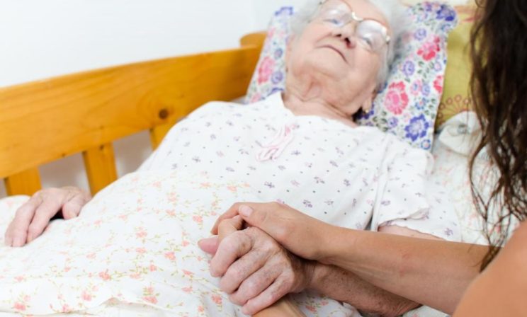 «Главное — взять маму к себе». Какие вопросы стоит задать себе до переезда пожилого человека в ваш дом