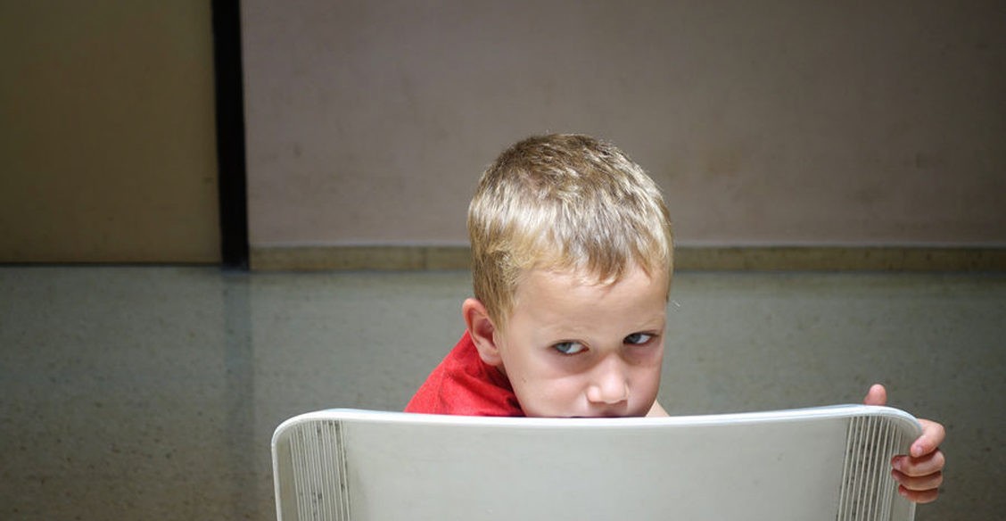 «Мама об меня молчала». Как отказ от разговора превращается в пытку для ребенка