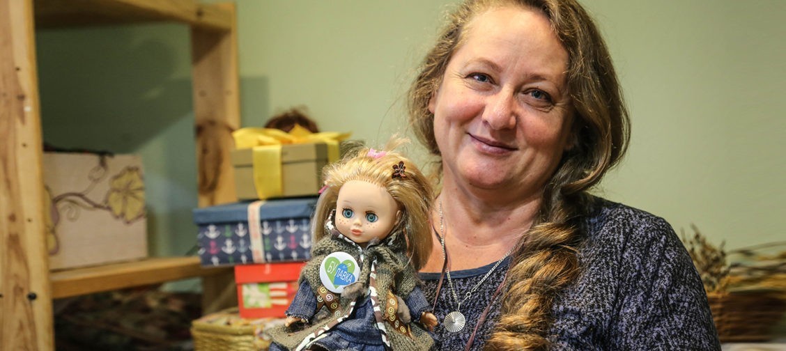 Королева барахолки: «Наша гордость – коврик из галстуков». Как магазин б/у вещей спасает детей от голода и пьяных родных