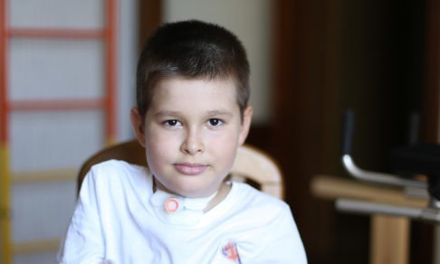 «Он спит и ловит воздух ртом». Ночью Коле нужно вентилировать легкие