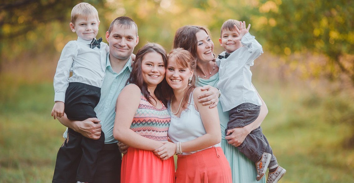 «Если ждете благодарности, не берите подростков». Можно ли озолотиться на усыновлении и что делать, если дочь пишет «отказную»