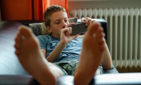 Подросток не учится и лежит на диване. Но это не значит, что вы должны кормить его с ложки