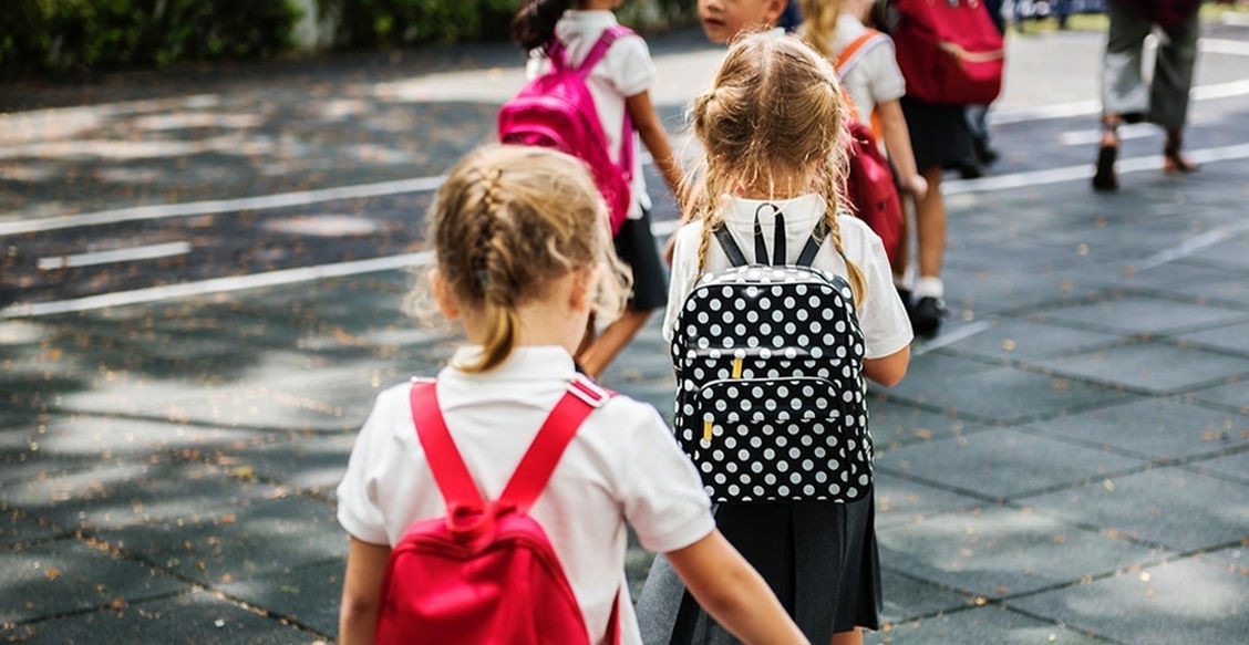 «Сядь прямо, а то сколиоз заработаешь!» Травматолог-ортопед — о тяжелых рюкзаках и мифах о заболеваниях позвоночника