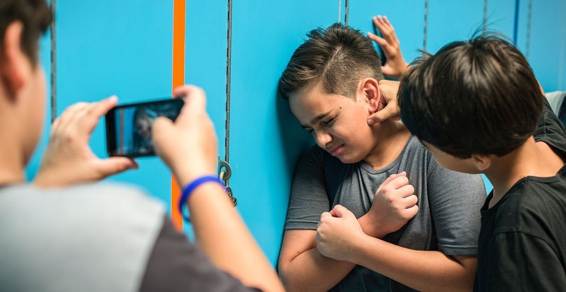 “Мой ребенок травит одноклассника”. Почему это происходит и что теперь делать