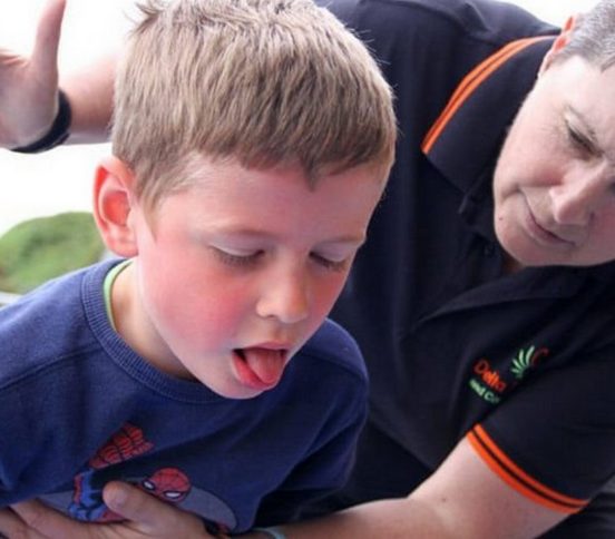 «Забудьте киношные приемчики». Что делать, если ребенок подавился и задыхается на ваших глазах