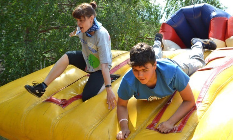 «Друг дал свой номер телефона моему неговорящему сыну». Как дети с аутизмом поехали в лагерь без родителей