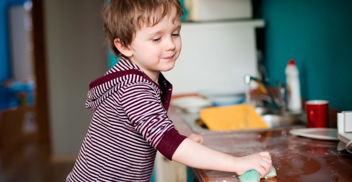 «Не отставайте от мальчика, пока он не научится вытирать со стола». Протоиерей Феодор Бородин – о воспитании ответственности