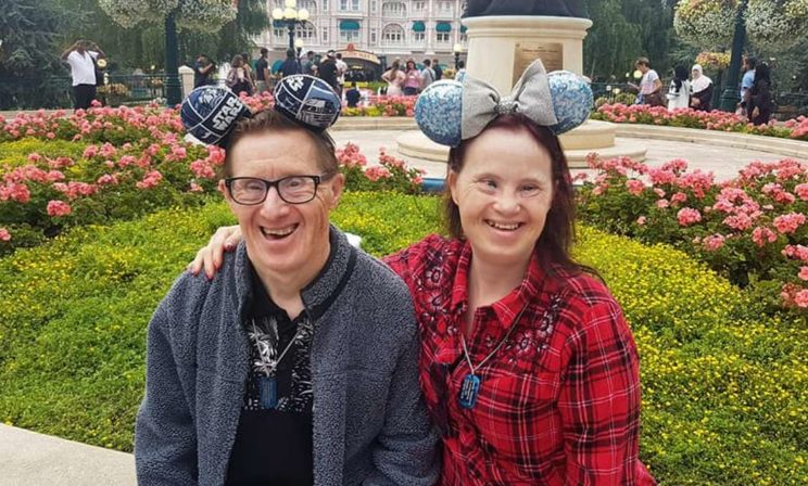 “Томми признается жене в любви 100 раз в день”. Первая в мире пара с синдромом Дауна счастлива в браке почти 25 лет