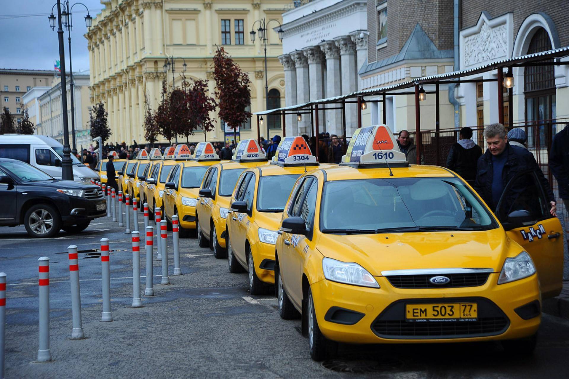 Где русские таксисты. Машина "такси". Московское такси. Автомобиль «такси». Такси картинки.