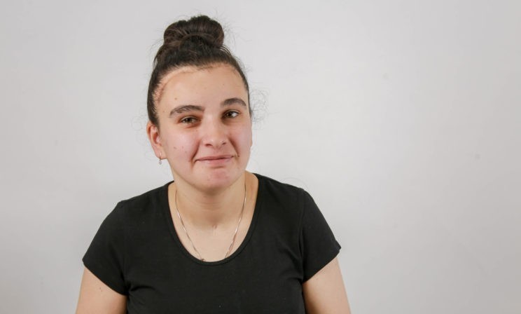 После теракта в Беслане мама узнала Фатю по туфелькам. Спустя 15 лет девушка продолжает бороться за здоровье