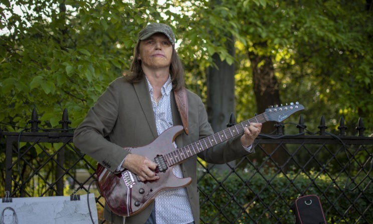 «Хорошему человеку внешностью настроение не испортишь». Музыкант Николай Гвоздев – о музыке, детской травме и теории красоты