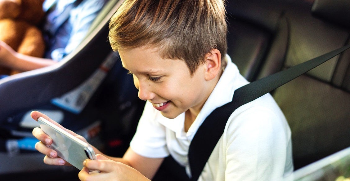 «Опять тупит в телефоне в эти свои ролики». Полная чушь и трата времени – стоит ли запретить?