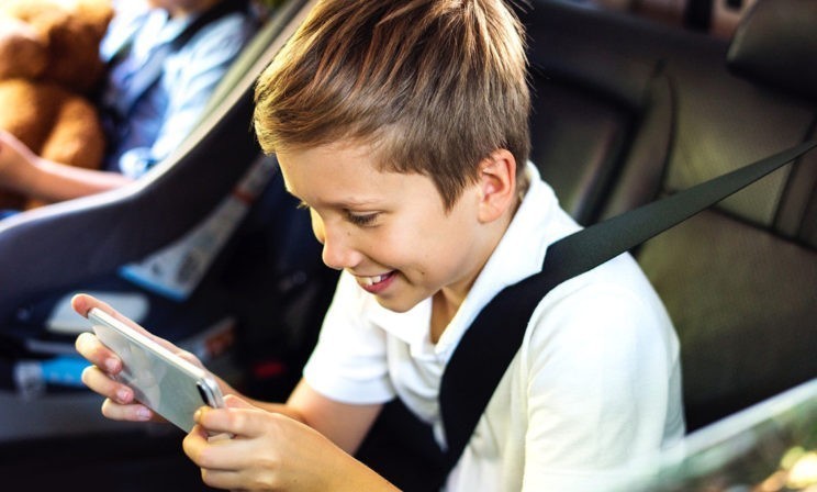 «Опять тупит в телефоне в эти свои ролики». Полная чушь и трата времени – стоит ли запретить?