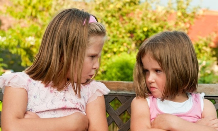 «Ты мне больше не подруга» и холодный прищуренный взгляд. Как научить ребенка отвечать на такое