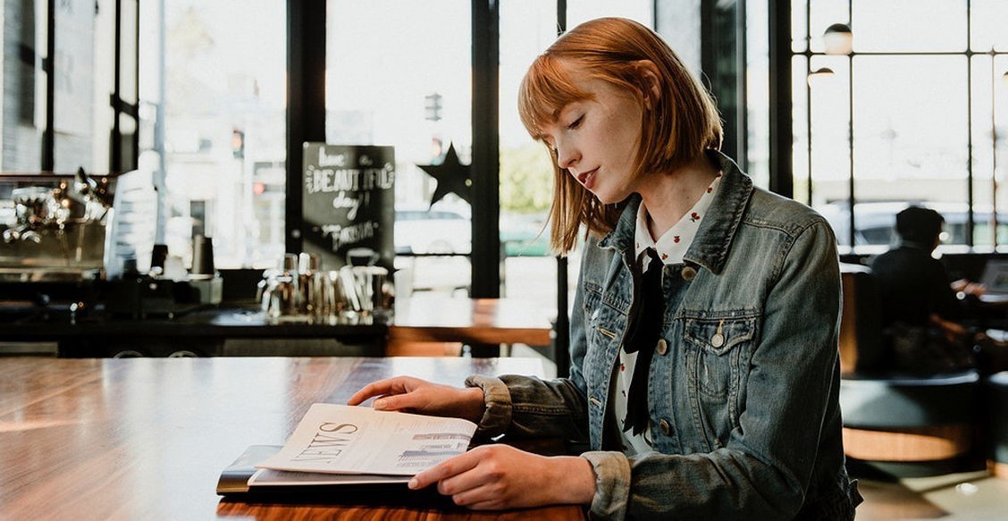 “Сейчас я найду выход, вдруг поможет”. Почему журналы, передачи и сайты никак не помогают улучшить жизнь