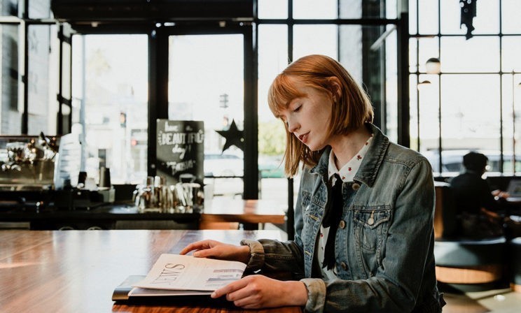 “Сейчас я найду выход, вдруг поможет”. Почему журналы, передачи и сайты никак не помогают улучшить жизнь
