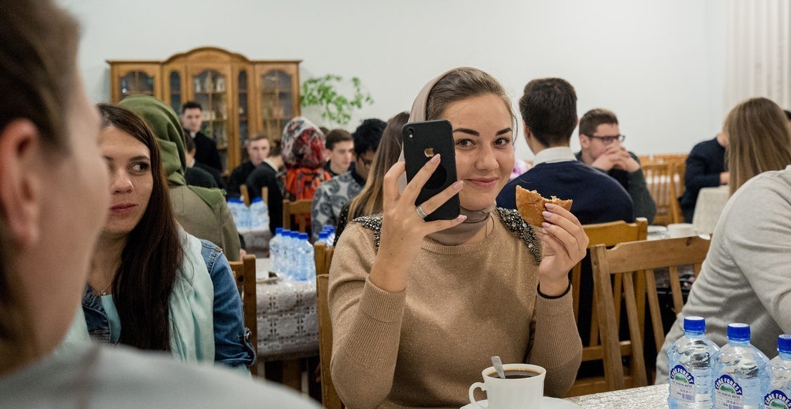 «Безумное чаепитие в кроличьей норе». 4 главных проблемы приходов в работе с молодыми людьми