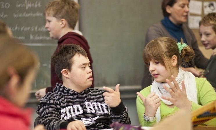 «Школу ребенок не потянет, сделаем инклюзию для себя». Что мешает принять особых детей в обычные классы и группы