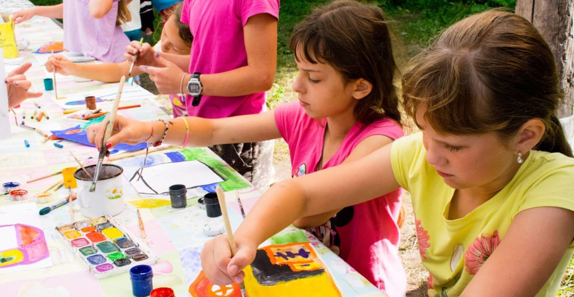 «Мы ходили в походы и играли в злую паспортистку». Восстановится ли лагерь для детей-сирот после ограбления